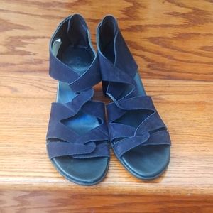 Beautiful Lemon noir nubuck arche sandals